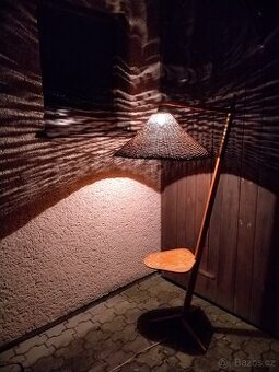 Stojací lampa s čtecím stolkem, proutěné stínidlo