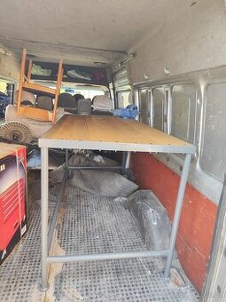 Dílenský stůl se svěrákem