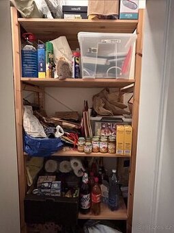 2× velké, velmi pevné regály – nastavitelné police