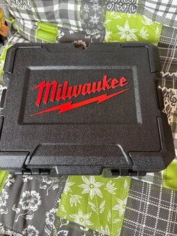 Zelený křížový laser Milwaukee na alkalické baterie CLL-C