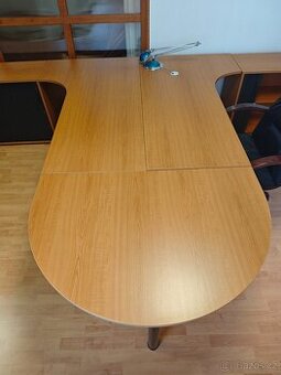 Velký kancelářský stůl