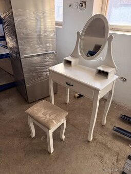 Kosmetický stolek se zrcadlem