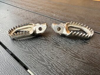 Titanové stupačky SCAR