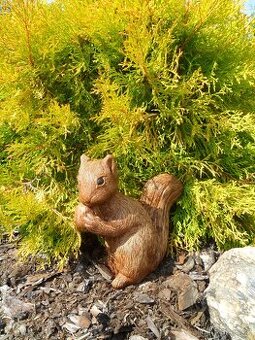 Veverka střední - dekorace nejen do zahrady