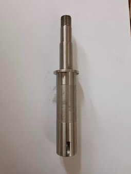 Hřídel vodní pumpy pro traktor Škoda 30