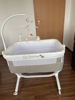 Postýlka Cam Cullami s kolotočem