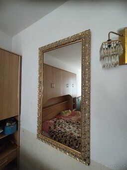 Zdobené nástěnné zrcadlo – zlatý rám, vintage styl