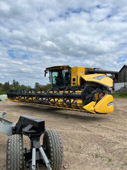 Obilní kombajn New Holland CR 9.80