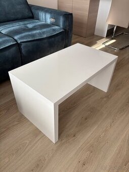 Bílý konferenční stolek