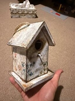 Ručně malovaná ptačí budka