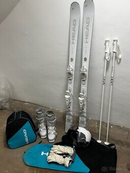 Lyže, boty, helma, hůlky a obaly