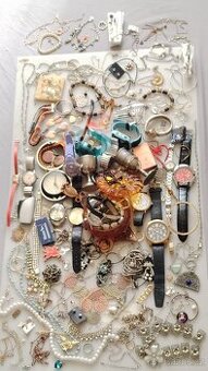 Mix bižuterie, hodinek a doplňků