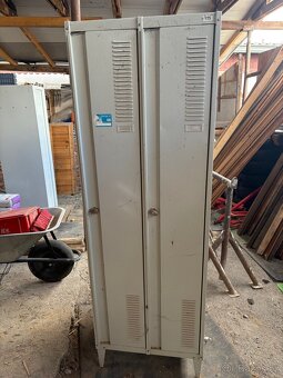 Plechové šatní skříňky