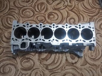 Blok motoru na výrobu stolu BMW