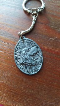 Kovové přívěsky, odznak a turistická známka