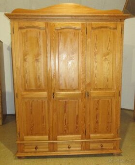borovicová šatní skříň se šuplíky - polomasiv -Výborný stav