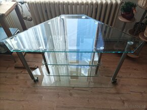 skleněný stolek