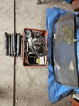 Sklo a další díly