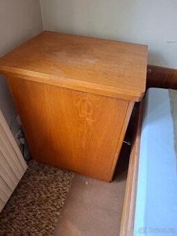 Šicí stroj Lucznik 438 ve skříni