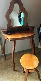 Ručně vyráběný kosmetický stolek určený k renovaci