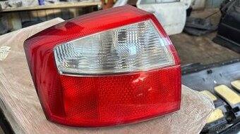 Audi a4 b6 zadní světlo strana řidiče