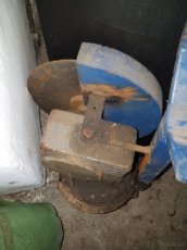 Převodovka s elektromotorem z kotoučové pily na kov.
