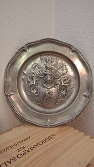 STARÝ CÍNOVÝ TALÍŘ. ZNAČENO. HERALDIKA - 1
