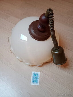 Stylový vintage lustr s mléčným sklem, průměr stínidla 37 cm
