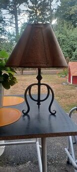 Kovaná stolní lampa