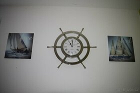 Originální hodiny ve tvaru kormidla