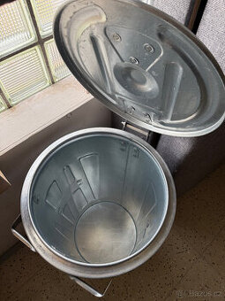 Nová plechová popelnice