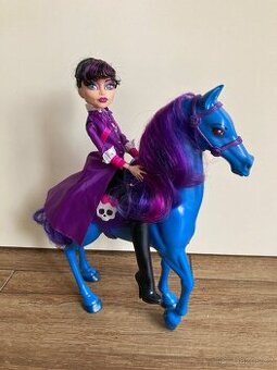 Monster high ředitelka Krváková a kůň