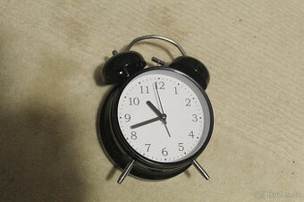 Budík na baterii, ručičkový