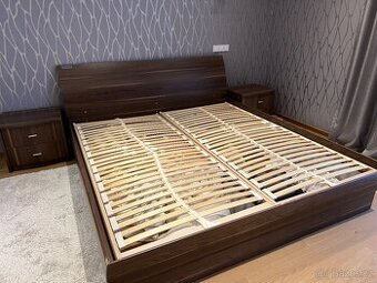 Ložnice - postel, noční stolky, komoda, matrace