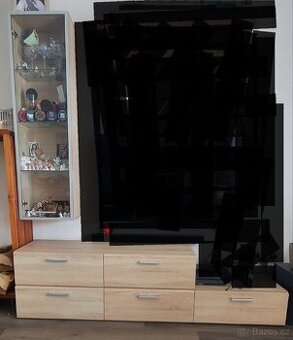 Skrinka pod tv a sklenena zavesna