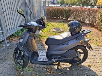 Skůtr peugeot tweet