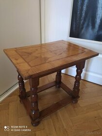 Intarzovany malý stolek