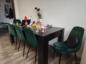 Jídelní stůl+ 5 židli