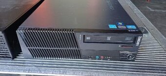 PC, monitory, klávesnice, kabely, routery atd