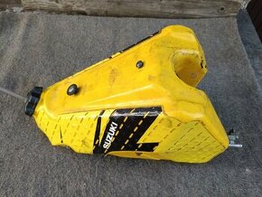 Prodám nádrž na Suzuki RM125 - 1