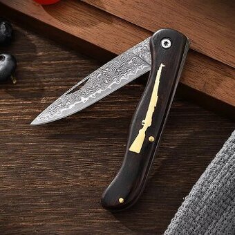 Krásný damaškový nůž