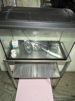 Akvárium se stolkem