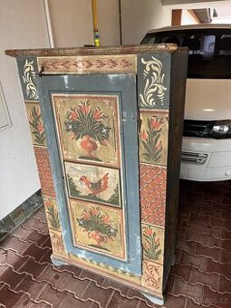 Stará malovaná skříň