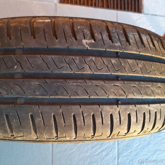 Prodám levně jednu jetou pneumatiku