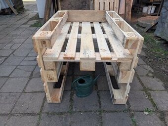 Zvýšený zahon z palet stačí 3-4 palety.