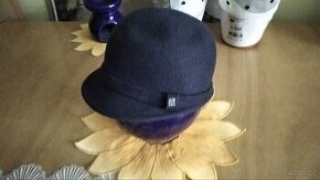 NOVÝ VELMI PĚKNÝ DÁMSKÝ KLOBOUK ZARA.VELIKOST M.A JINÉ.