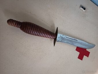 Zdobený lovecký nůž