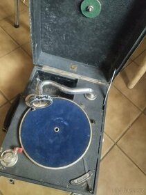 Historický kufříkový gramofon