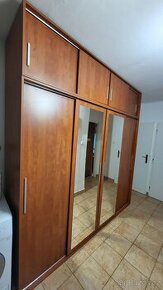 Velká šatní skříň s posuvnými dveřmi a zrcadly - SLEVA