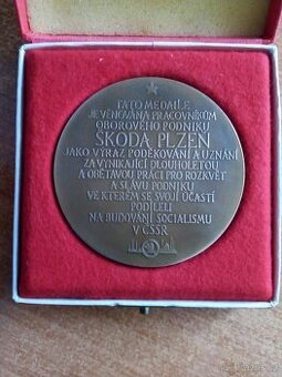 Medaile Škoda Plzeň v etuji .